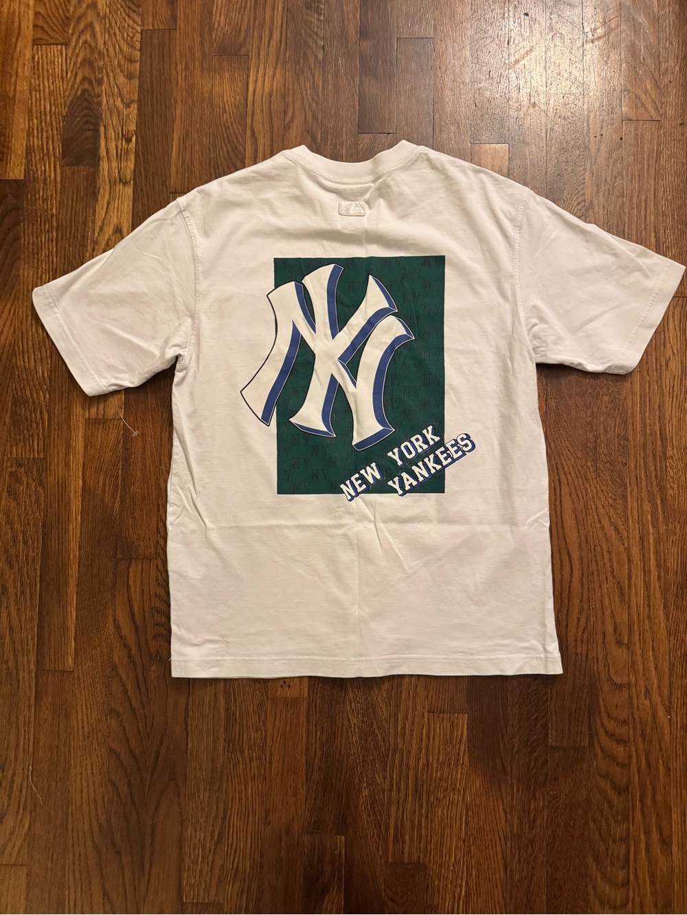 MLB New York Yankees monotive Tshirt size medium